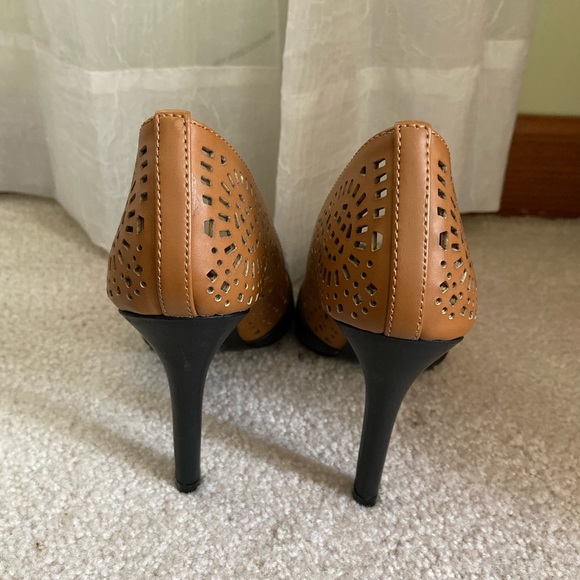 NEVER WORN BCBGeneration Laser-cut Black/Tan Heels - Picture 2 of 4